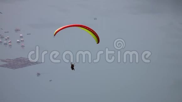 在尼泊尔波哈拉市的普瓦湖上空飞行的滑翔伞视频的预览图