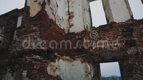在被摧毁的正统寺庙里红砖墙寒冷的阴天视频的预览图