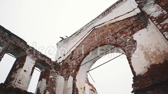 在废弃的正统大教堂里红砖墙寒冷的阴天视频的预览图