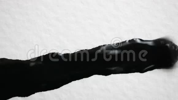 黑色墨水溅在白色帆布纸上纸吸收墨水油漆关闭和宏视频的预览图