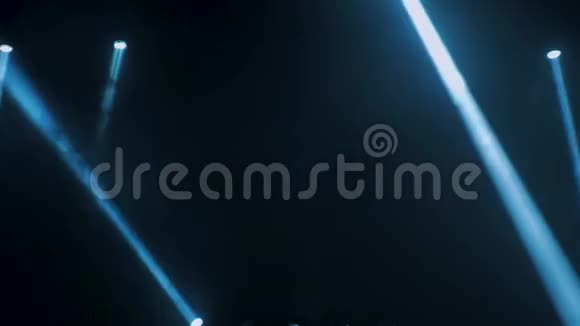 音乐会灯光在黑暗的背景下照明舞台上的聚光灯配有灯光和照明装置的免费舞台视频的预览图