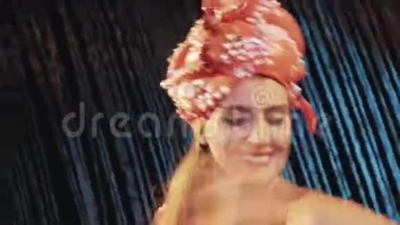 海上舞者主题红虾嘉年华服装现场表演视频的预览图