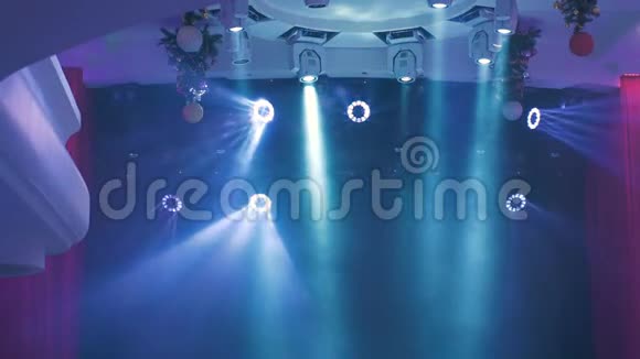 音乐会灯光在黑暗的背景下照明舞台上的聚光灯配有灯光和照明装置的免费舞台视频的预览图