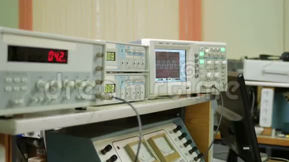 测量电信号的设备在物理实验室计分板点亮仪表数据视频的预览图