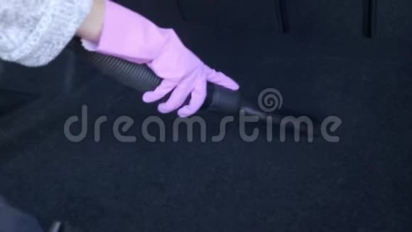 一名工人正在用吸尘器把车清理回来视频的预览图