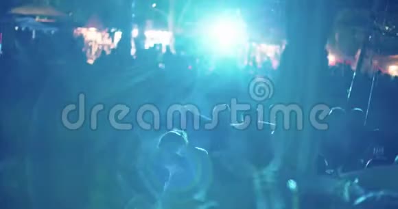 DJ在一个大型的户外舞会上和人们一起跳舞视频的预览图