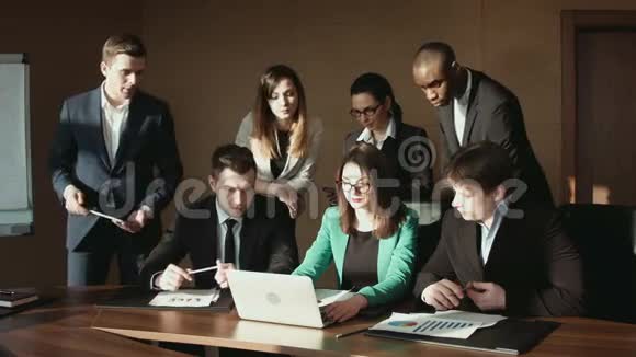 一群商人用笔记本电脑交流视频的预览图