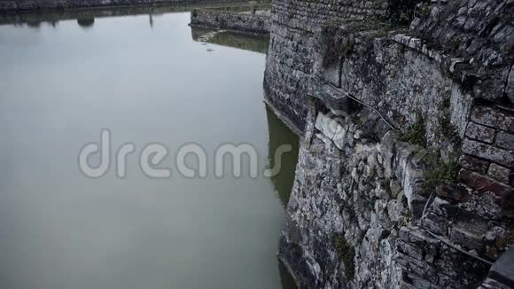 在Beaumesnil城堡流动的水法国诺曼底视频的预览图