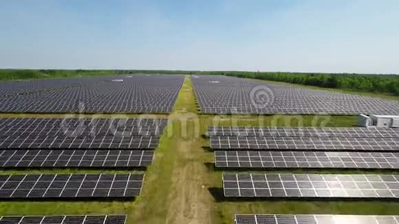 空中观景台用太阳飞过太阳能发电厂太阳能电池板和太阳空中无人机射击视频的预览图