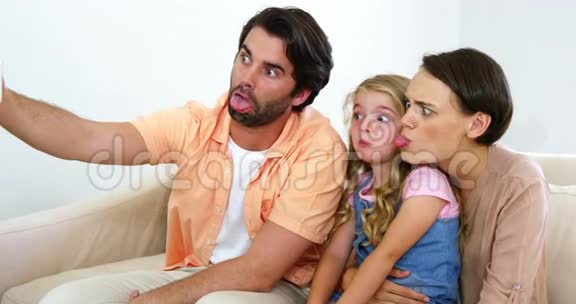 可爱的家庭扮鬼脸拍照视频的预览图
