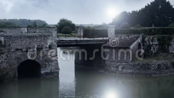 比乌梅斯尼尔城堡的老桥法国诺曼底视频的预览图