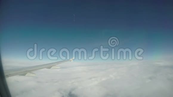 云层上方的飞机机翼视频的预览图