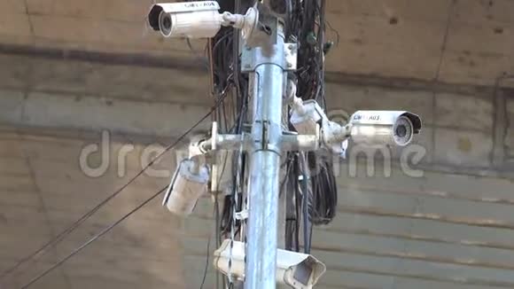 闭路电视摄像机的安全和曼谷每条街上电缆和电线的混乱视频的预览图