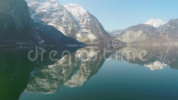 美丽的雪山阿尔卑斯山在晶莹清澈的水中倒影大自然视频的预览图