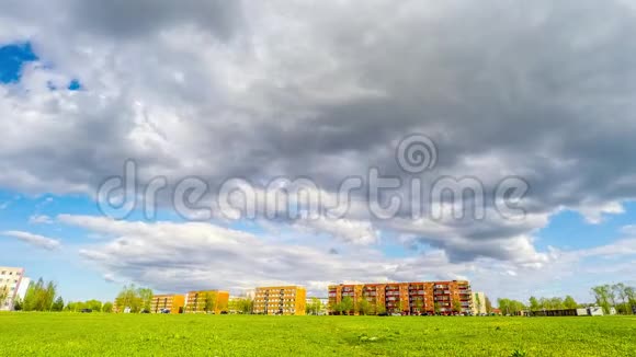 时光流逝城市绿茵场上的云彩视频的预览图