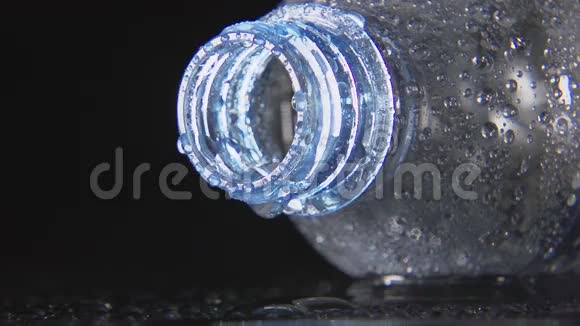 水流一个水滴从塑料瓶的颈部落下靠近视频的预览图