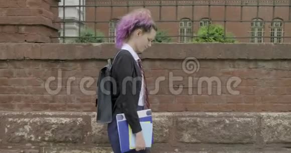 穿制服带背包上学的少女视频的预览图