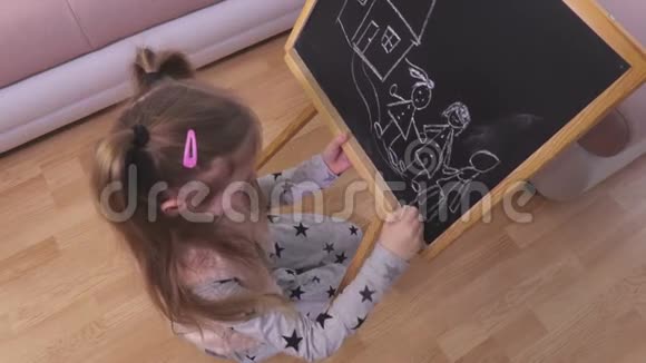 在黑板上画小家庭视频的预览图