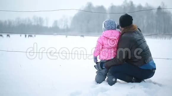 冬天在马厩附近的父女视频的预览图