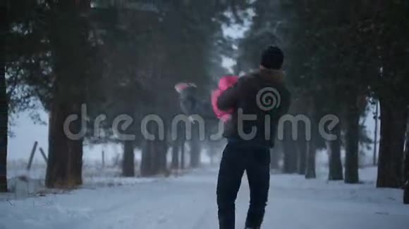 父亲在冬天把他的小女儿抱在怀里视频的预览图