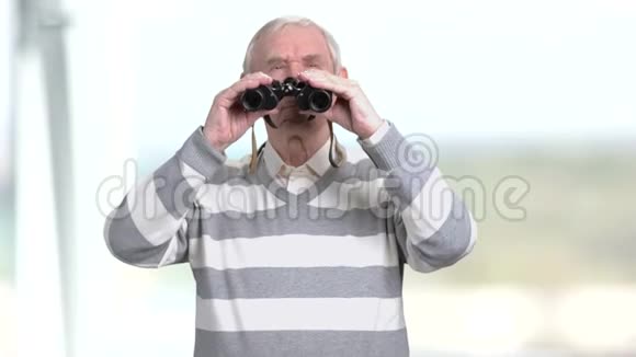 老人带望远镜背景模糊视频的预览图