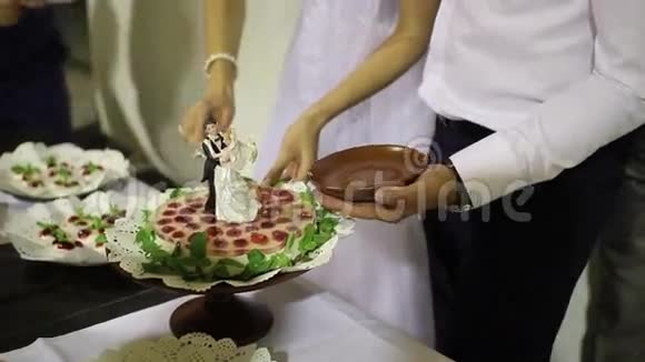 情侣切一块水果结婚蛋糕视频的预览图