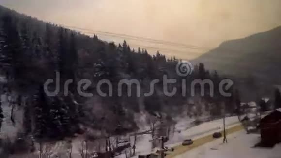 火车窗口河流和村庄在山上视频的预览图