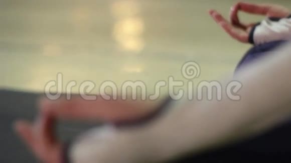 女人迷人的手指在莲花位置视频的预览图