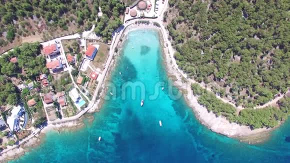 在克罗地亚布拉克岛绿松石水域游泳的人的鸟瞰图视频的预览图