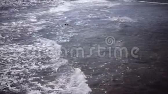 大海是狂风暴雨海浪拍打着海岸视频的预览图