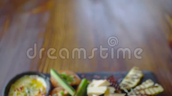 菜肴由不同种类的奶酪蔬菜和新鲜蔬菜组成视频的预览图