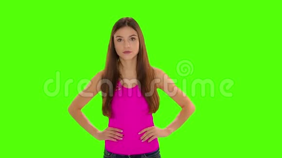 彩色镜头少年女孩双手抱头在白色背景下孤立着悲伤的年轻漂亮女人的概念视频的预览图