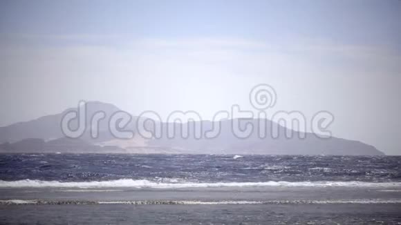 大海是狂风暴雨海浪拍打着海岸视频的预览图