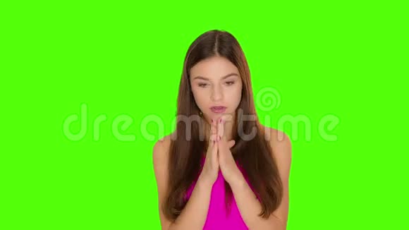 彩色镜头美丽的年轻女孩祈祷视频的预览图