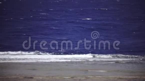 大海是狂风暴雨海浪拍打着海岸视频的预览图