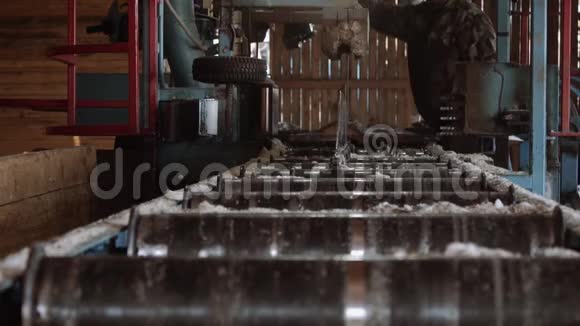 工业锯木机上的木工裁片视频的预览图
