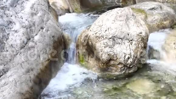 潺潺小溪山涧低水期的溪水视频的预览图