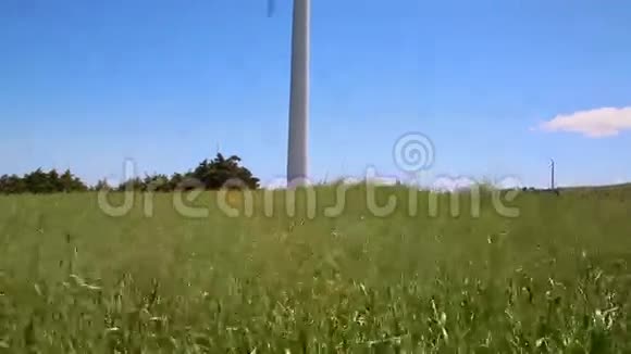 葡萄牙草地上的风力发电机视频的预览图