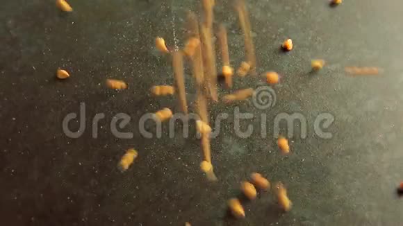 荞麦粒落在旋转的盘子上视频食品360视频的预览图