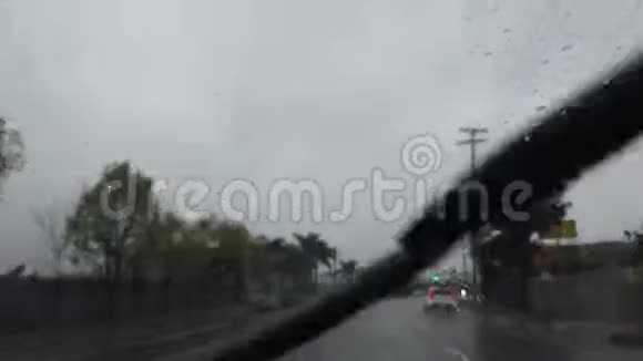 在下雨的洛杉矶市区开车视频的预览图