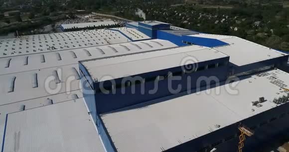 这座明亮的建筑是一座来自空中的现代化工厂一座白色蓝色的大型工厂建筑一座来自现代工厂的现代化工厂视频的预览图