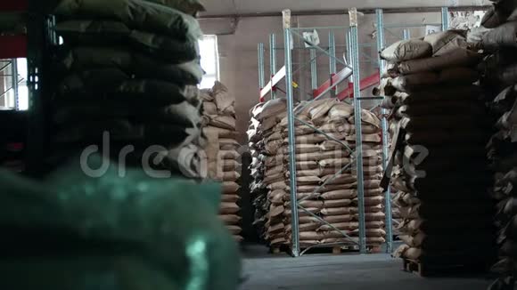 通心粉制造的大仓库视频的预览图