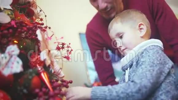 父子俩一起装饰圣诞树视频的预览图