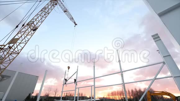 工业外部在橙色天空背景下安装金属结构与云建筑工程视频的预览图