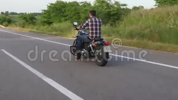 骑摩托车的人骑在路上间接射击视频的预览图