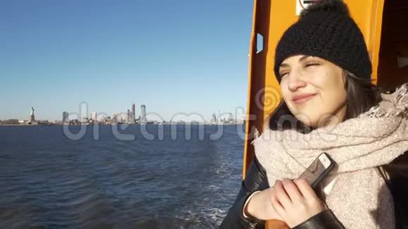 纽约渡船上年轻漂亮的女人视频的预览图