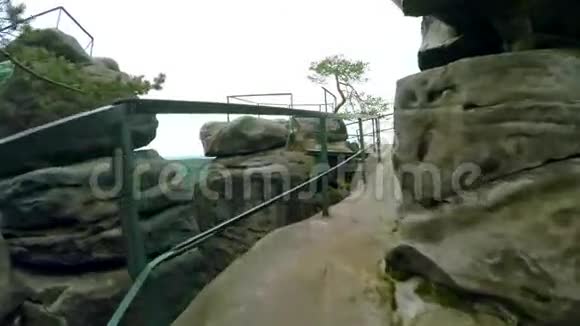 带着瞭望器走到岩石的顶端视频的预览图