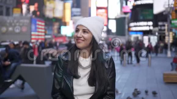 去纽约度假的土耳其小女孩视频的预览图