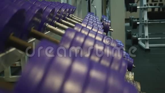 现代轻型健身房健身房的运动设备不同重量的烤肉架视频的预览图
