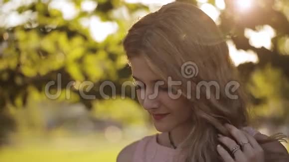 公园阳光下长雀斑的漂亮女孩视频的预览图